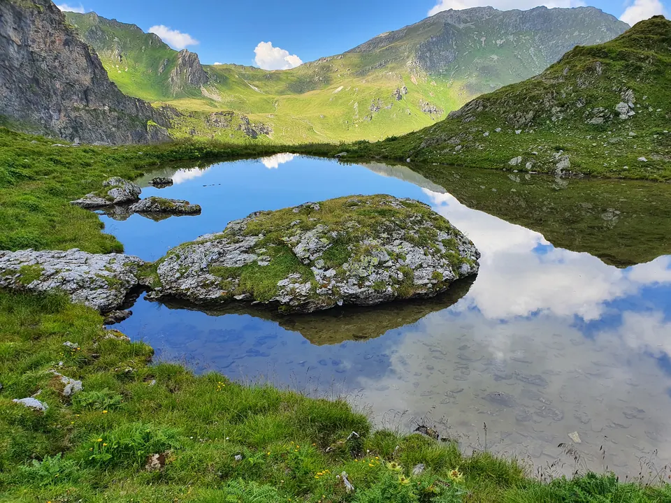 Bergsee mit Felsen