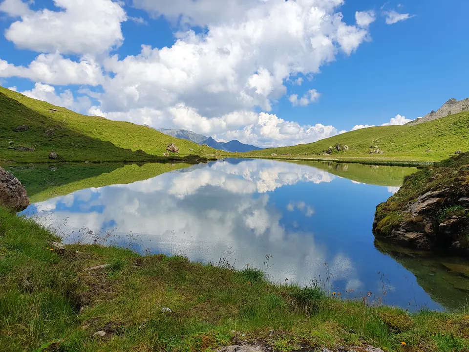 Bergsee mit Spiegelung