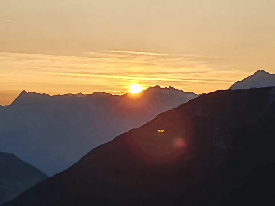 Sonnenaufgang über den Bergen