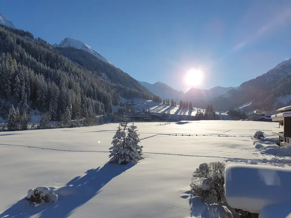 Verschneite Winterlandschaft im Tuxertal mit Sonne