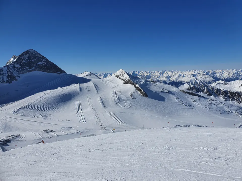Verschneite Berge unter blauem Himmel
