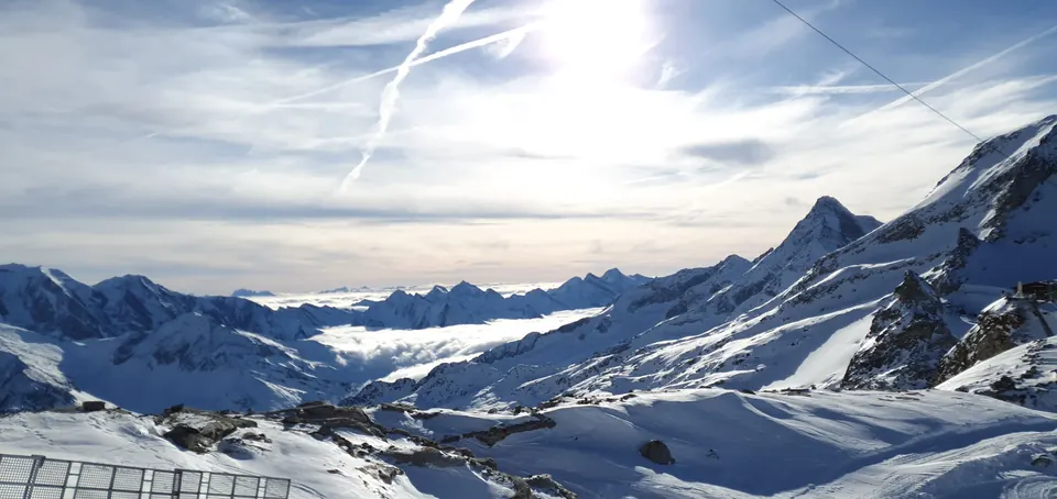 Verschneite Gipfel im Sonnenlicht