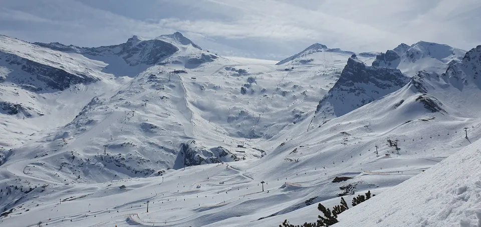 Verschneite Hochgebirgslandschaft