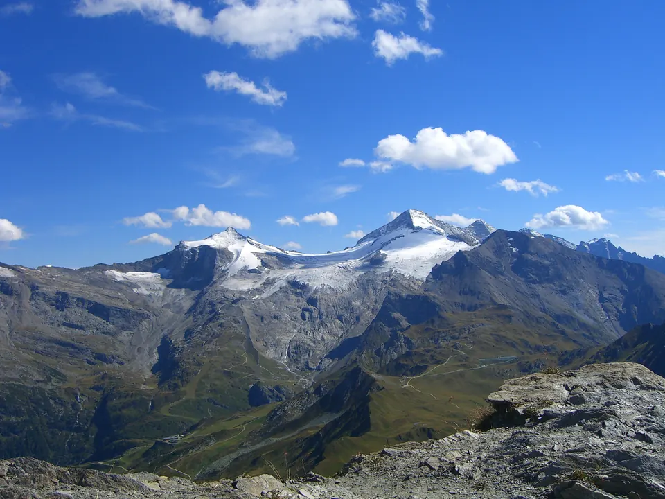Gletscher und Gipfel unter blauem Himmel