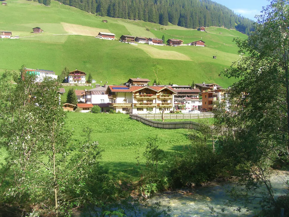 Häuser im grünen Tal