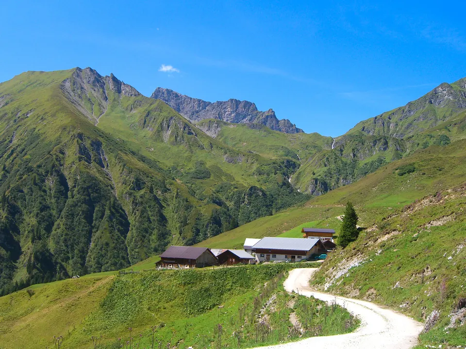 Almhütten am Wanderweg
