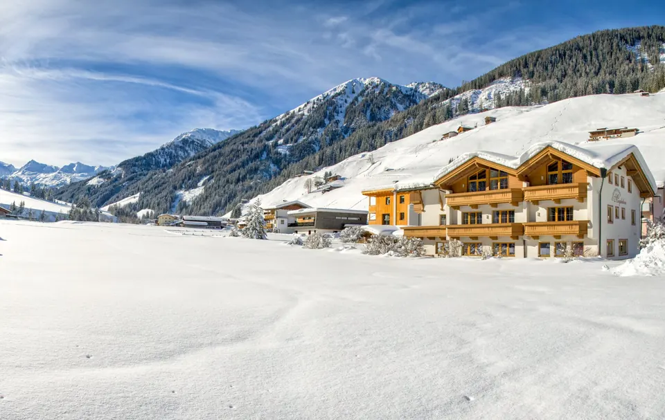 Haus Magdalena in der verschneiten Landschaft