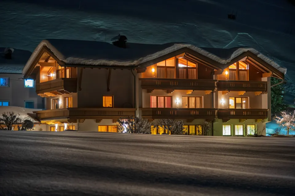 Haus Magdalena am Abend im Schnee