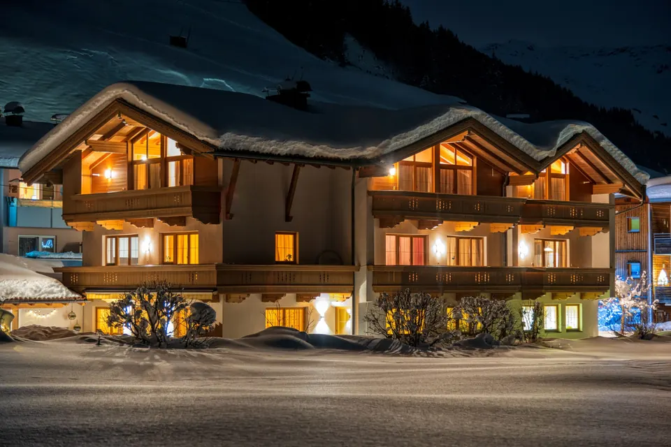 Haus Magdalena bei Nacht im Schnee
