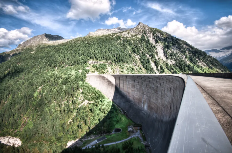 Staumauer an einem Bergsee