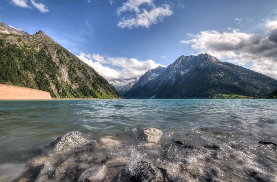 Bergsee mit Bergkulisse