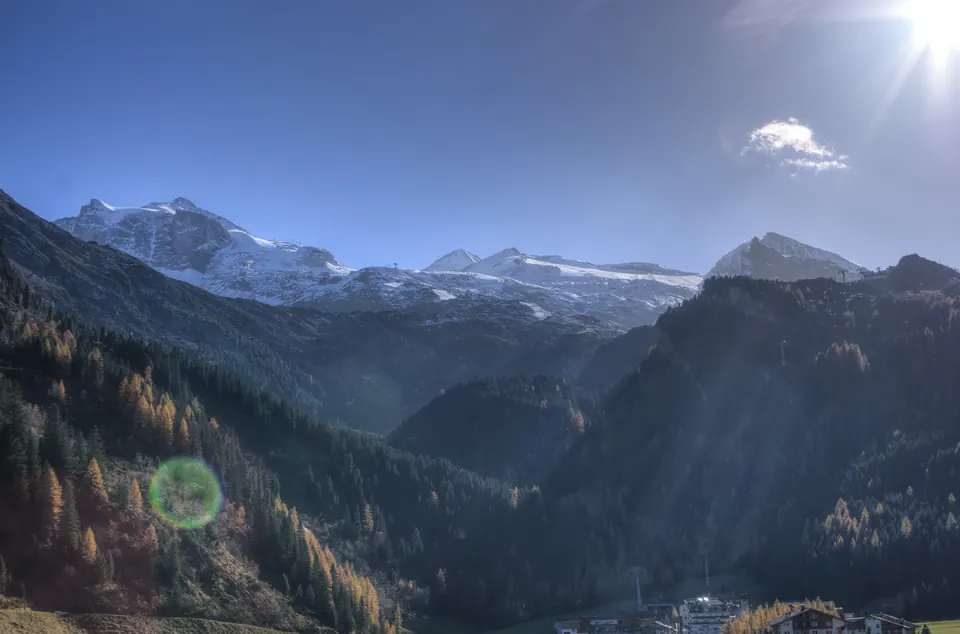 Berggipfel im Gegenlicht