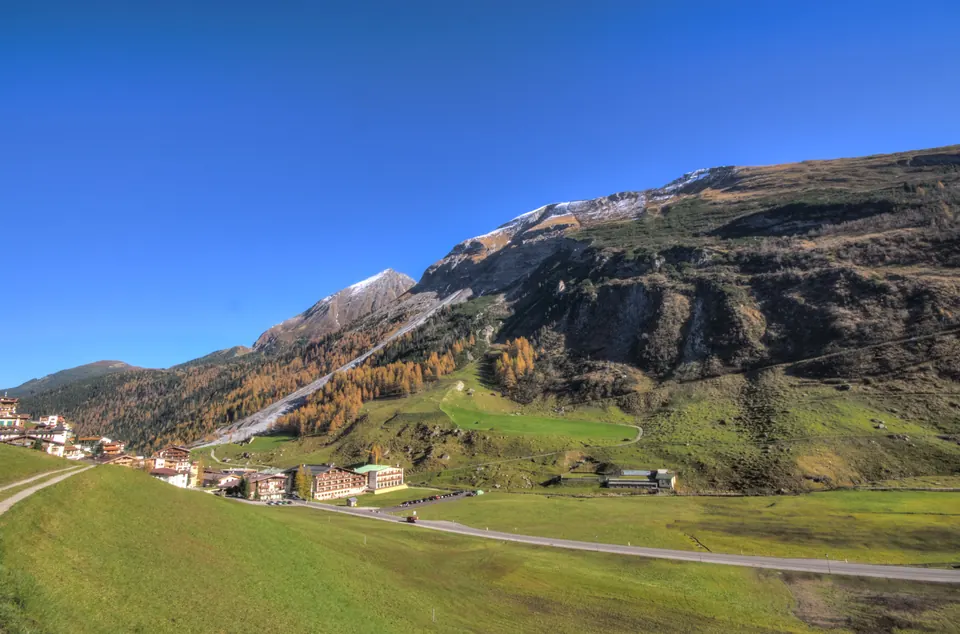 Wiesen und Berge im Tal