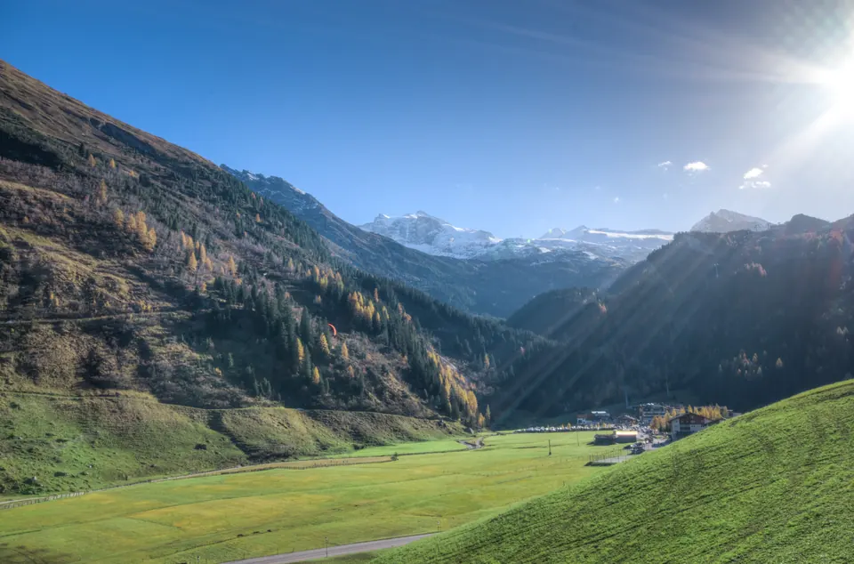 Sonniges Tal im Sommer