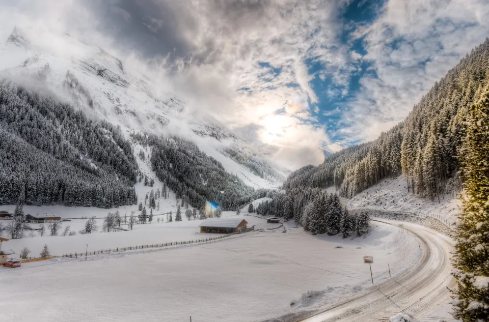 Verschneite Straße im Tal
