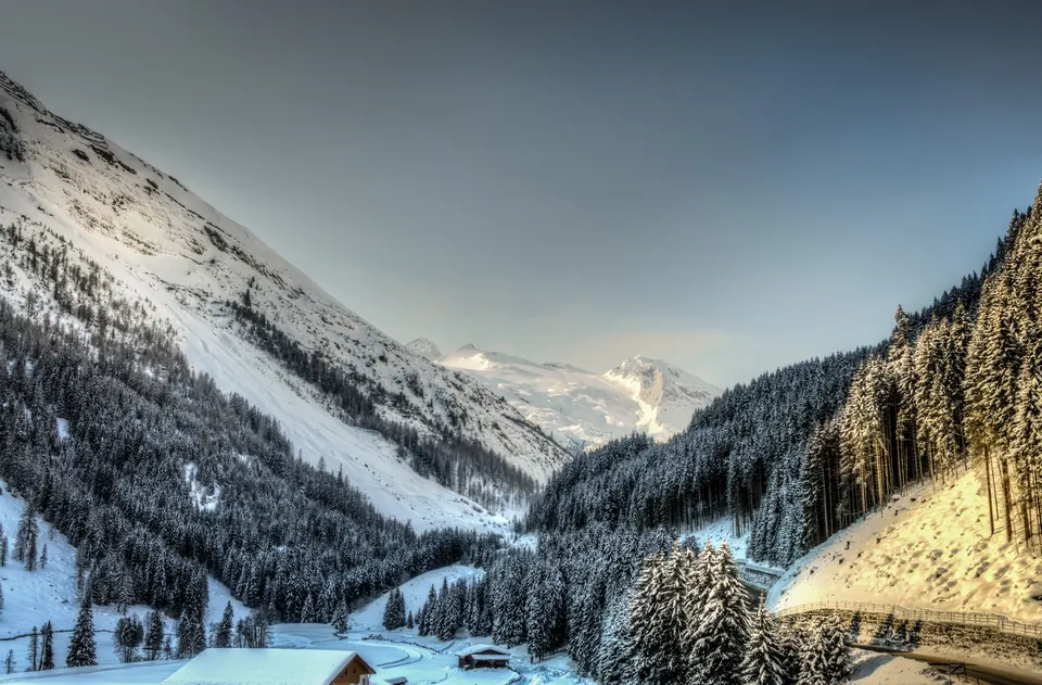 Verschneites Tal zwischen den Bergen