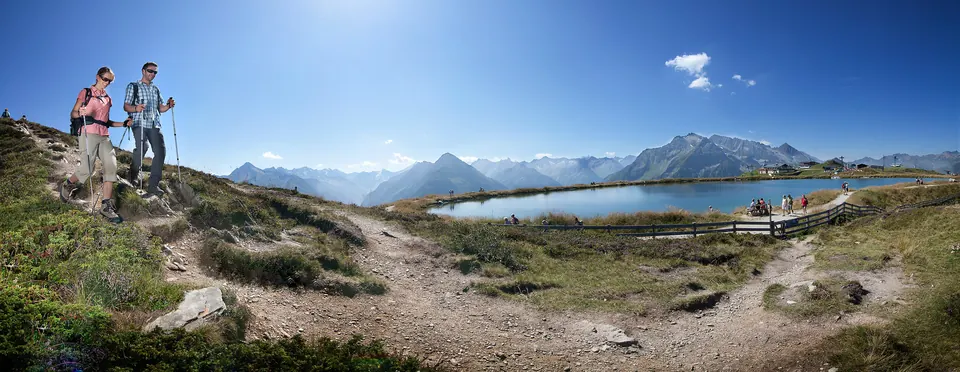 Wanderer an einem Bergsee