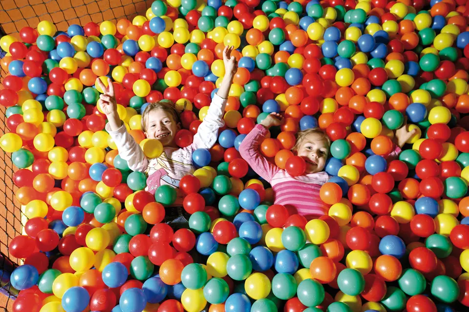 Kinder im Bällebad der Playarena Tux